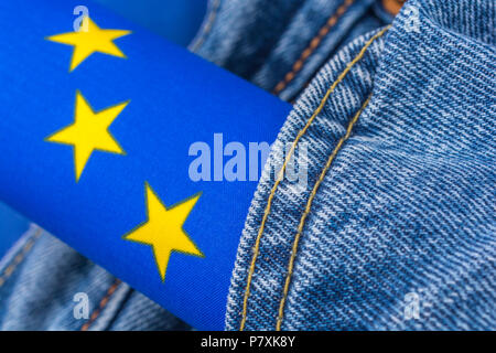 Bandiera UE motivi con il denim / jeans - metafora per UE dazi di ritorsione sul jeans Levi e altri prodotti USA - metafora visiva Trump guerra commerciale concetto. Foto Stock