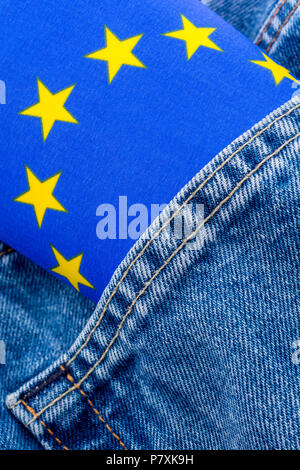 Bandiera UE motivi con il denim / jeans - metafora per UE dazi di ritorsione sul jeans Levi e altri prodotti USA - metafora visiva Trump guerra commerciale concetto. Foto Stock