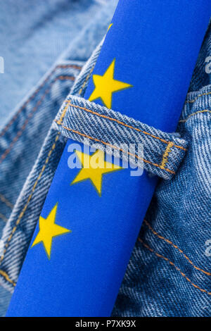 Bandiera UE motivi con il denim / jeans - metafora per UE dazi di ritorsione sul jeans Levi e altri prodotti USA - metafora visiva Trump guerra commerciale concetto. Foto Stock