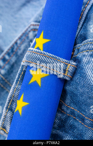 Bandiera UE motivi con il denim / jeans - metafora per UE dazi di ritorsione sul jeans Levi e altri prodotti USA - metafora visiva Trump guerra commerciale concetto. Foto Stock