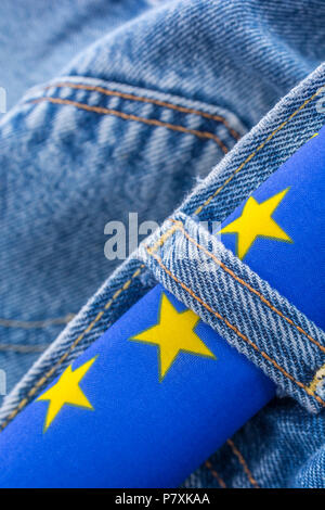 Bandiera UE motivi con il denim / jeans - metafora per UE dazi di ritorsione sul jeans Levi e altri prodotti USA - metafora visiva Trump guerra commerciale concetto. Foto Stock