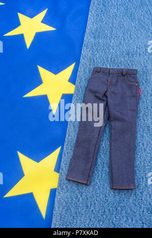 Bandiera UE motivi con il denim / jeans - metafora per UE dazi di ritorsione sul jeans Levi e altri prodotti USA - metafora visiva Trump guerra commerciale concetto. Foto Stock