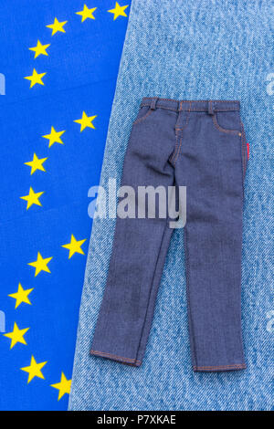 Bandiera UE motivi con il denim / jeans - metafora per UE dazi di ritorsione sul jeans Levi e altri prodotti USA - metafora visiva Trump guerra commerciale concetto. Foto Stock