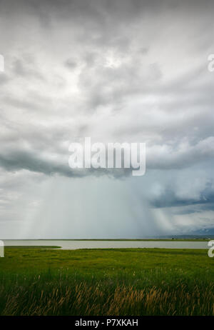 Tempesta acquazzone acquazzone temporale nubi e pioggia sopra il fiume Fraser e l'Aeroporto di Vancouver. Foto Stock