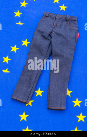 Bandiera UE motivi con il denim / jeans - metafora per UE dazi di ritorsione sul jeans Levi e altri prodotti USA - metafora visiva Trump guerra commerciale concetto. Foto Stock