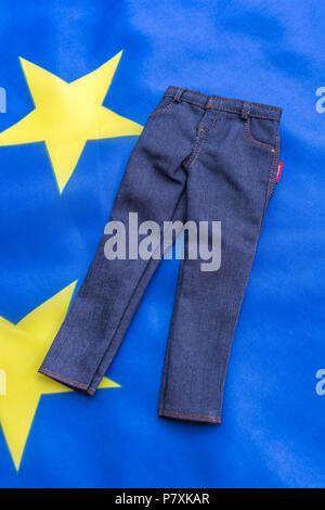 Bandiera UE motivi con il denim / jeans - metafora per UE dazi di ritorsione sul jeans Levi e altri prodotti USA - metafora visiva Trump guerra commerciale concetto. Foto Stock