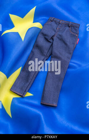 Bandiera UE motivi con il denim / jeans - metafora per UE dazi di ritorsione sul jeans Levi e altri prodotti USA - metafora visiva Trump guerra commerciale concetto. Foto Stock