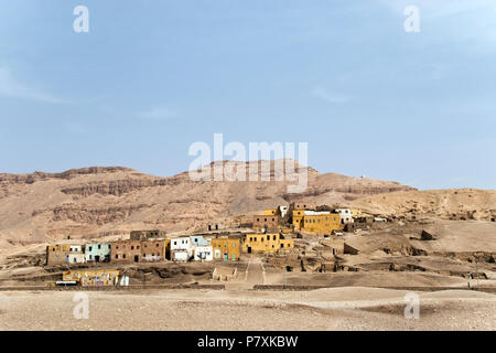 Moderne case egiziano costruita sulle rovine di Deir el-Medina, l'antico villaggio di artigiani che hanno lavorato presso la Valle dei Re Luxor Egitto. Foto Stock