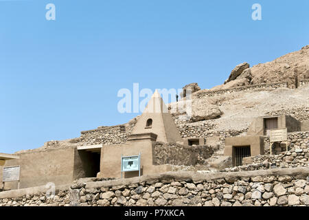 Tomba degli antichi artigiani egiziano, Sennedjem, a Deir el-Medina, gli antichi egiziani lavoratori vicino alla Valle dei Re, sul Nilo del west bank Foto Stock