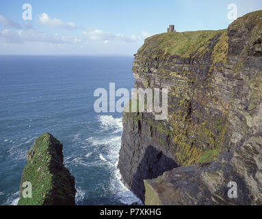 Scogliere di Moher (Aillte un Mhothair) mostra O'Brien's Tower, County Clare, Provincia di Munster, Repubblica di Irlanda Foto Stock