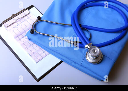 Cardiogram medico con stetoscopio e medico coat sulla tabella Foto Stock