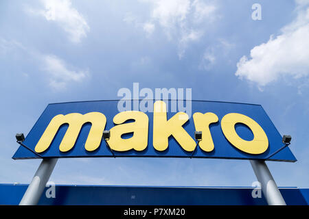 Makro segno alla filiale. Makro è un marchio internazionale di magazzino club, chiamato anche contanti e porta. Foto Stock