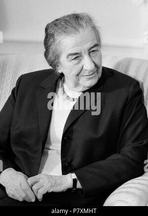 Il Primo Ministro israeliano Golda Meir riunione nell'Ufficio Ovale della Casa Bianca con il Presidente Richard M. Nixon il 1 marzo 1973. Foto Stock