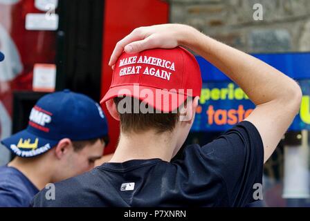 Washington, DC - Ottobre 6, 2017: due giovani uomini visualizzare il loro sostegno al Presidente Trump attraverso la maga cappelli che indossa presso il National Zoo. Foto Stock