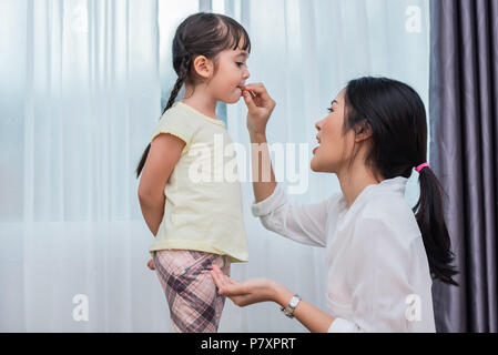 Alimentazione Mom kids con chip di patata. Docente studente di alimentazione con snack. Si torna a scuola e istruzione concetto. Per i bambini e i ragazzi del tema. Home sweet home Foto Stock