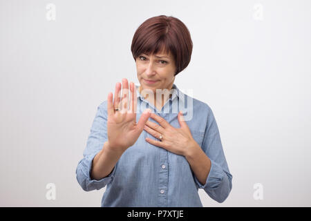 Ritratto di donna matura facendo segno di stop con la sua mano. Foto Stock