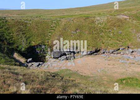 L'esterno di schiusi Gill che si trova sulla Montagna Ingleborough nel Yorkshire Dales National Park. Foto Stock