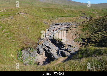 L'esterno di schiusi Gill che si trova sulla Montagna Ingleborough nel Yorkshire Dales National Park. Foto Stock