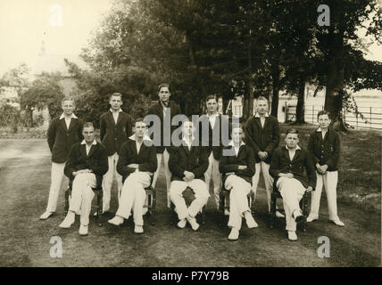 Ritratto di gruppo della squadra di cricket di età forse 16-18 anni a Herne Bay College, Herne Bay, Kent, Inghilterra. Il ritratto è più grande di dimensione A4, montato su una carta di grandi dimensioni. Nella parte superiore della scheda si dice "Herne Bay College secondo team 1929' con lo stemma che mostra la Kentish white horse simbolo, l'Herne Bay heron simbolo e un libro aperto. Il motto è Delectando Pariterque monendo. Sotto la foto sulla scheda è un elenco di nomi. Bancata posteriore, da sinistra a destra: D.M. Sfera, W.H. Bailey, C. Alonso, B. Clemow, K.A. Lundberg, J.D. Turner. Prima fila, da sinistra a destra; A.D. Newbury, A.J.C. Bell, L.G.L. Cooke, J. Foto Stock