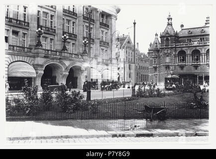 Nederlands: Beschrijving Kleine Gartmanplantsoen 2 (links) Links gebouw van modehuis Hirsch & Cie, midden ingang Marnixstraat. Rechts Leidseplein met de Stadsschouwburg; er voor een tram van lijn 7 motorwagen (33). Documenttype foto Vervaardiger Merkelbach, Atelier J. Collectie Collectie Atelier J. Merkelbach Geografische naam Marnixstraat Kleine-Gartmanplantsoen Leidseplein Inventarissen http://archief.amsterdam/archief/10164/35817 Afbeeldingsbestand B00000002717 generato con Dememorixer . circa 1900 217 Giacobbe Merkelbach, AFB B00000002717 Foto Stock