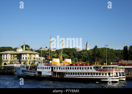 Battello sul Bosforo, il mar di marmara ad Istanbul in Turchia Foto Stock