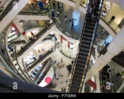 Una immagine di persone al centro commerciale per lo shopping Foto Stock