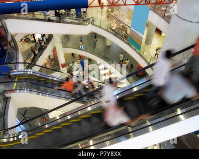 Una immagine di persone al centro commerciale per lo shopping Foto Stock