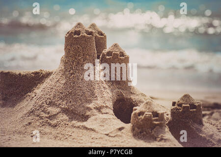 Castello di sabbia in piedi sulla spiaggia. Vacanze viaggi concetto. Foto Stock