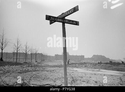 . Huizinga collectie afbraak stadsdelen - NIOD - 216500. Nederlands: Foto uit de collectie Huizinga van het NIOD. Kaalslag na afgebroken stadsdelen rondom en in de Segbroeklaan wegens aanleg 'Atlantikwall'. Menno Huizinga era onderdeel van de Ondergedoken fotocamera en maakte illegaal foto tijdens de bezetting. Dit deed hij hoofdzakelijk in zijn woonplaats Den Haag (L'Aia). Data sconosciuta 37 BC856 HUI-1193 Foto Stock