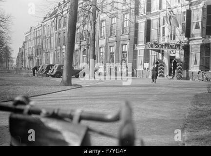 . Huizinga collectie afbraak stadsdelen - NIOD - 216504. Nederlands: Foto uit de collectie Huizinga van het NIOD. De Ortskommandantur aan het Lange Voorhout. Menno Huizinga era onderdeel van de Ondergedoken fotocamera en maakte illegaal foto tijdens de bezetting. Dit deed hij hoofdzakelijk in zijn woonplaats Den Haag (L'Aia). Data sconosciuta 37 BC856 HUI-1197 Foto Stock