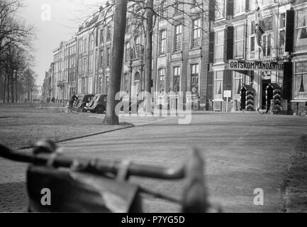 . Huizinga collectie afbraak stadsdelen - NIOD - 216505. Nederlands: Foto uit de collectie Huizinga van het NIOD. De Ortskommandantur aan het Lange Voorhout. Menno Huizinga era onderdeel van de Ondergedoken fotocamera en maakte illegaal foto tijdens de bezetting. Dit deed hij hoofdzakelijk in zijn woonplaats Den Haag (L'Aia). Data sconosciuta 37 BC856 HUI-1198 Foto Stock