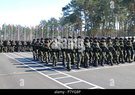 Soldati di ucraini di forze speciali della guardia nazionale in piedi in linea sulla parata a terra. Marzo 23, 2018. Staroe, Ucraina Foto Stock