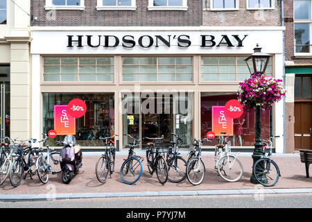 Hudson's Bay store in Leiden, Paesi Bassi. Compagnia della Baia di Hudson è un canadese retail business group. Foto Stock