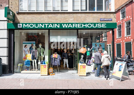 Magazzino di montagna store in Leiden, Nethrerlands. Magazzino di montagna è un cittadino britannico di rivenditore all'aperto . Foto Stock