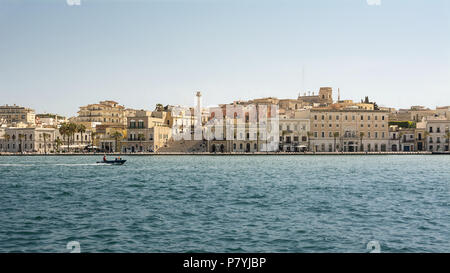 Brindisi, Italia - 30 Aprile 2018: Colonne terminali della antica Via Appia che inizia a Roma e termina a Brindisi (Italia) e i turisti in visita Foto Stock