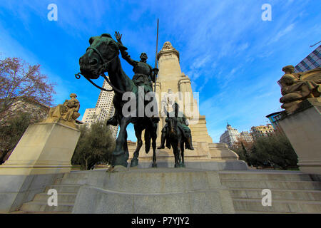 Sculture in bronzo di Don Chisciotte e Sancho Panza presso il monumento di Cervantes, Plaza de Espana, Madrid, Spagna Foto Stock