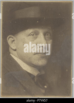 Nederlands: Beschrijving Portret van een l uomo si sono incontrati arato Documenttype foto Vervaardiger Merkelbach, Jacob Collectie Collectie Atelier J. Merkelbach Datering 1920 ca. Inventarissen http://archief.amsterdam/archief/10164/35041 Afbeeldingsbestand MBAD00061000001 generato con Dememorixer . circa 1920 218 Giacobbe Merkelbach, AFB MBAD00061000001 Foto Stock