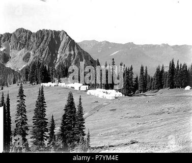 . Inglese: John Reese's hotel tenda accampamento noto come campo di nuvole, Alta Vista, superiore Paradise Valley, il Parco Nazionale del Monte Rainier, Washington, 1910. Inglese: sul manicotto di negativo: Mt. Tacoma. Il paradiso. Reeses camp 1910 soggetti (LCTGM): tende--Washington (stato)--Mount Rainier National Park; valli--Washington (stato) soggetti (LCSH): camping, strutture, ecc.--Washington (stato)--Mount Rainier National Park; Camp delle nuvole (Washington); Paradise Valley (Contea di Lewis e Pierce County, Washington); Mount Rainier National Park (Washington) . 1910 222 John Reese's hotel tenda accampamento noto come campo di t Foto Stock