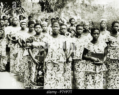 Deutsch: didascalia originale: " Der Kirchenchor einer Missionsgemeinde im alten deutschen Togo. " Inglese: coro della chiesa di una missione cristiana parrocchia in old German Togo. 1936 (probabilmente) 230 Kirchenchor Togo B002 Foto Stock