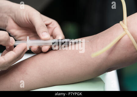 Raccogliere il sangue da un infermiere in ospedale, sangue di prova di esame e donare il concetto. Ospedale e health care concept Foto Stock