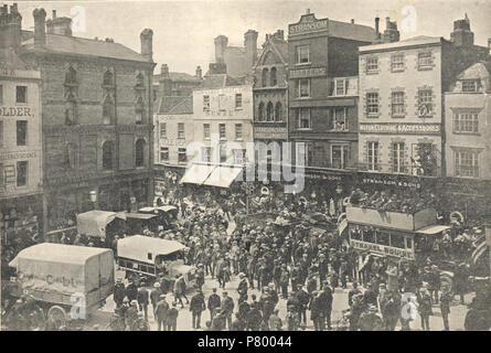 Inglese: Market Place, lettura, guardando verso sud-ovest per il Buttermarket, 17 giugno 1907. Una sfilata di veicoli commerciali è in corso, organizzato dal motore commerciale associazione di utilizzatori. Sul lato sud si vede n. 48 (James Golder, libraio, cartolaio e stampante); n. 47 (John Smith e figlio, parrucchieri); e n. 46 (Bradley nella farmacia). Lato ovest: No. 1 Buttermarket (Frank Gale, ciclo concessionario); n. 44 e 45 Market Place (James R. P. Sewry, boot e scarpa dept); n. 43, 42, 41 e 40 (Stransom e figli, articoli da uomo). 1900-1909 : fotografia di Walton Adams, dal Foto Stock