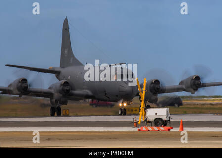 180706-O-N0842-2031 Marine Corps base HAWAII (Luglio 6, 2018) un canadese Aurora di aeromobili (CP140118) arriva al Marine Corps base Hawaii, 6 luglio per partecipare al RIMPAC 2018 esercizio. Venticinque nazioni, 46 navi, cinque sommergibili, circa 200 aerei, e 25.000 personale partecipano RIMPAC dal 27 giugno al 2 agosto in e intorno alle Isole Hawaii e la California del Sud. Il più grande del mondo marittimo internazionale esercitazione RIMPAC offre una singolare opportunità di formazione promuovendo e sostenendo le relazioni cooperative tra i partecipanti sono fondamentali per garantire la sicurezza del mare Foto Stock