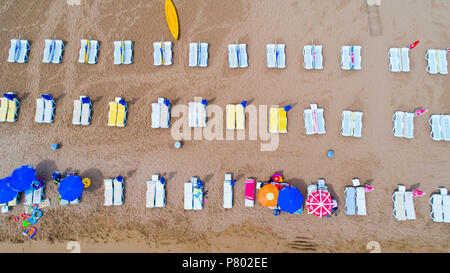 Vista aerea di una spiaggia con raggi solari. A Sea Island.Vista aerea. Vista superiore.natura straordinaria sfondo.Il colore dell'acqua e splendidamente luminoso. Foto Stock