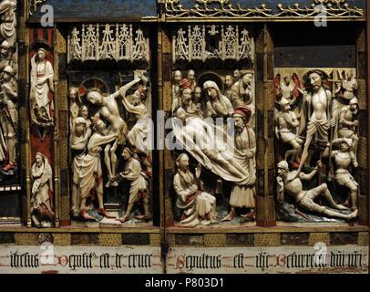 Artista inglese. Fabbricazione di Nottingham. Trittico della Passione, ca.1350-1400. Dettaglio della discesa dalla Croce, la Sacra Sindone e la risurrezione. Alabastro, legno e vetro. Museo Nazionale di Capodimonte. Napoli. L'Italia. Foto Stock