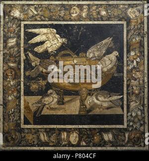 Mosaico romano raffigurante colombe di bere da una ciotola, probabilmente dopo un mosaico originale da Sosus di Pergamon. I secolo d.c. Pompei. Museo Archeologico Nazionale. Napoli. L'Italia. Foto Stock