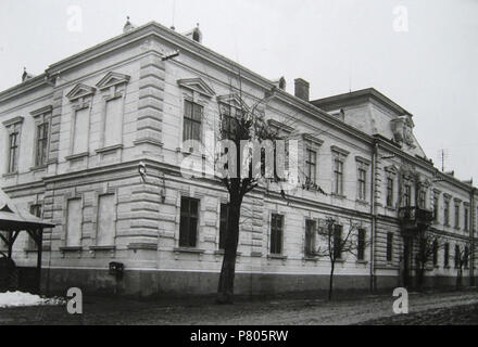 Inglese: Bukovina Museum di Suceava Suceava / Museo di storia. Nel periodo fra le due guerre la costruzione è servita come contea di Suceava Prefettura. Român: Muzeul Bucovinei Suceava din / Muzeul de Istorie din Suceava. În perioada interbelic în cldire un funcionat Prefectura judeului Suceava. Questa è la foto di un monumento storico in judeul Suceava, classificati con il numero SV-II-m-B-05480 . Interwar periodo. 280 Muzeul Judetean Suceava din17 Foto Stock