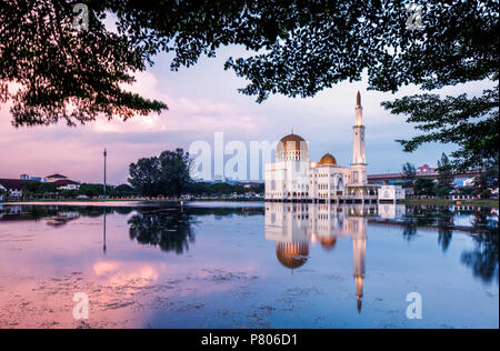 Una tranquilla serata tranquilla al come Salam moschea, in Puchong Perdana, Malaysia. Foto Stock