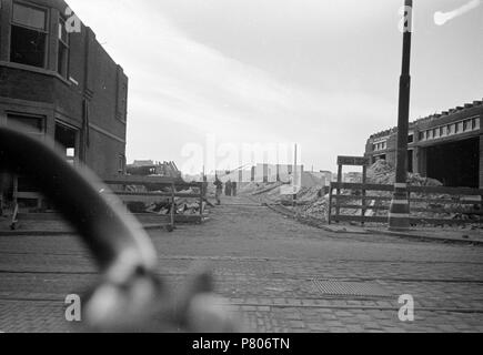 . Huizinga collectie afbraak stadsdelen - NIOD - 216408. Nederlands: Foto uit de collectie Huizinga van het NIOD. Afbraak van stadsdelen langs de kust wegens aanleg 'Atlantikwall'. Menno Huizinga era onderdeel van de Ondergedoken fotocamera en maakte illegaal foto tijdens de bezetting. Dit deed hij hoofdzakelijk in zijn woonplaats Den Haag (L'Aia). Data sconosciuta 36 BC856 HUI-1101 Foto Stock