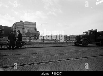 . Huizinga collectie afbraak stadsdelen - NIOD - 216410. Nederlands: Foto uit de collectie Huizinga van het NIOD. Afbraak vanwege de aanleg van de Atlantik parete. Menno Huizinga era onderdeel van de Ondergedoken fotocamera en maakte illegaal foto tijdens de bezetting. Dit deed hij hoofdzakelijk in zijn woonplaats Den Haag (L'Aia). Data sconosciuta 36 BC856 HUI-1104 Foto Stock