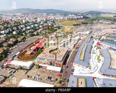 Istanbul, Turchia - 23 Febbraio 2018: antenna fuco vista Viaport Marina Roller Coaster Parco Divertimenti in città. Foto Stock